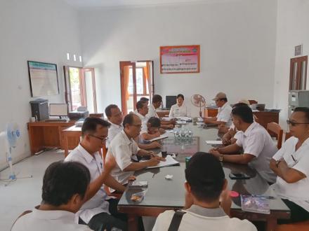 Rapat rutin perangkat desa dan staf di kantor perbekel pangkungparuk